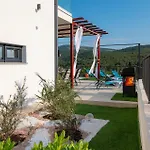 Lucatoni شيبينيك